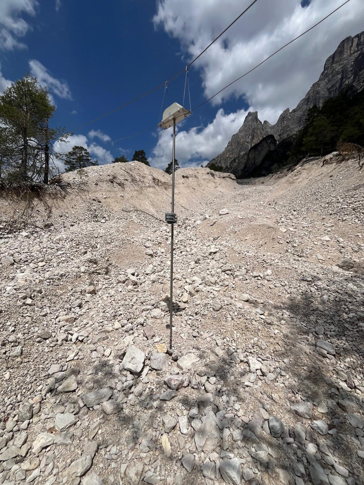 Sistema a teleferica a pendolo GEO CAELUM installato in alveo montano per il rilevamento dei movimenti di colate detritiche