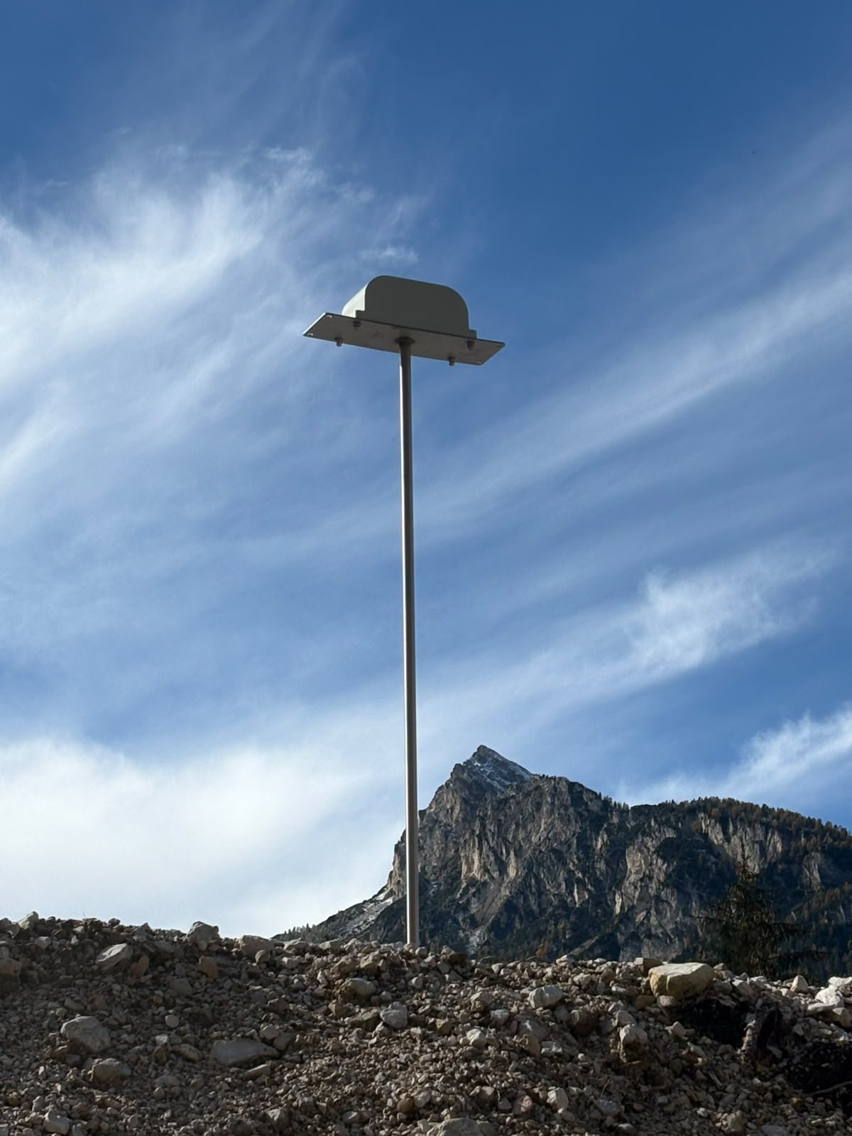 Clinometro GEO Solum di Axatel installato su palo in territorio montano per il rilevamento di cedimenti e tracimazioni