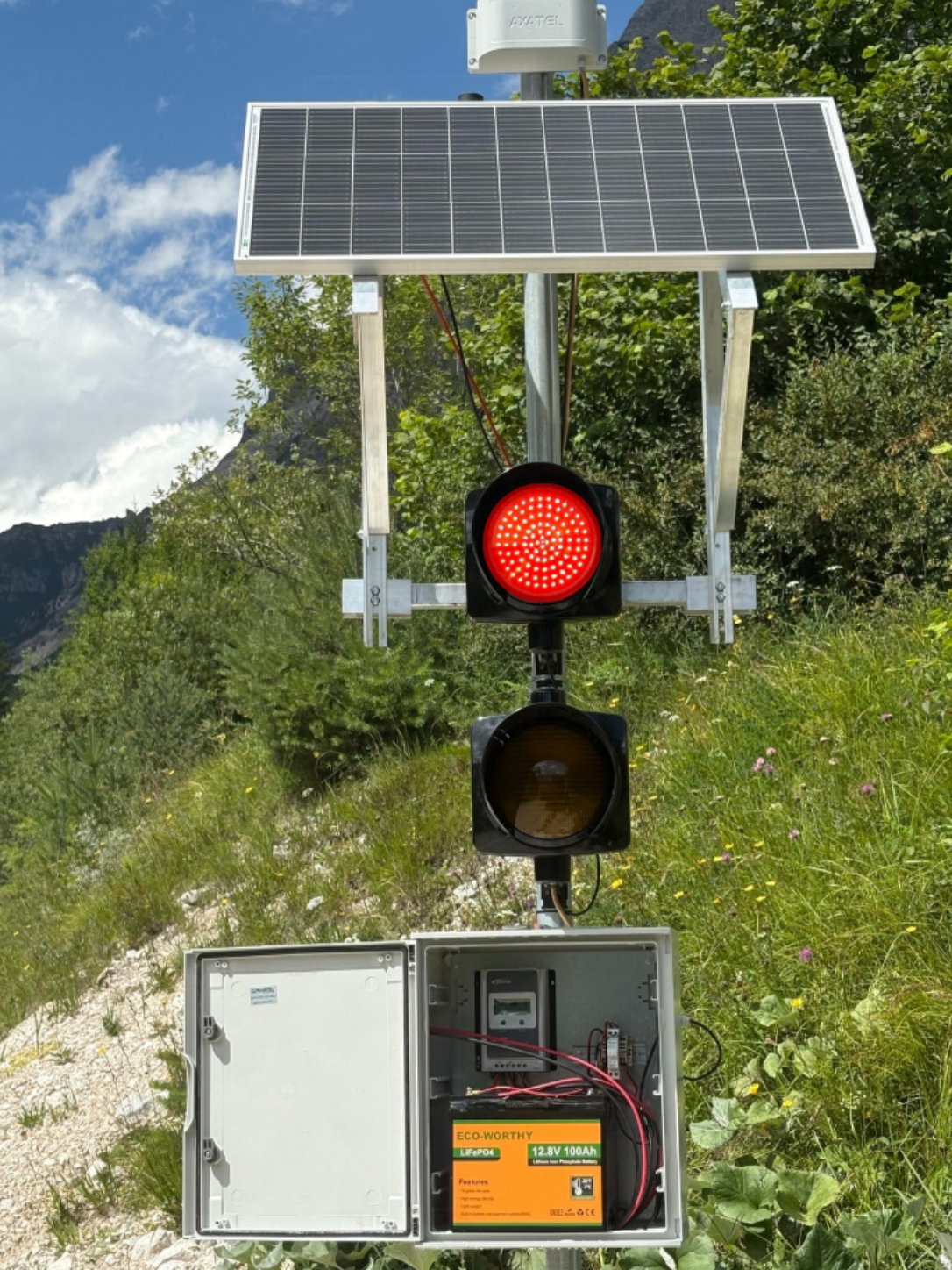 Sistema semaforico carrellato a due lanterne telecontrollato via LoRaWAN con pannello fotovoltaico e box batteria di alimentazione in ambiente montano